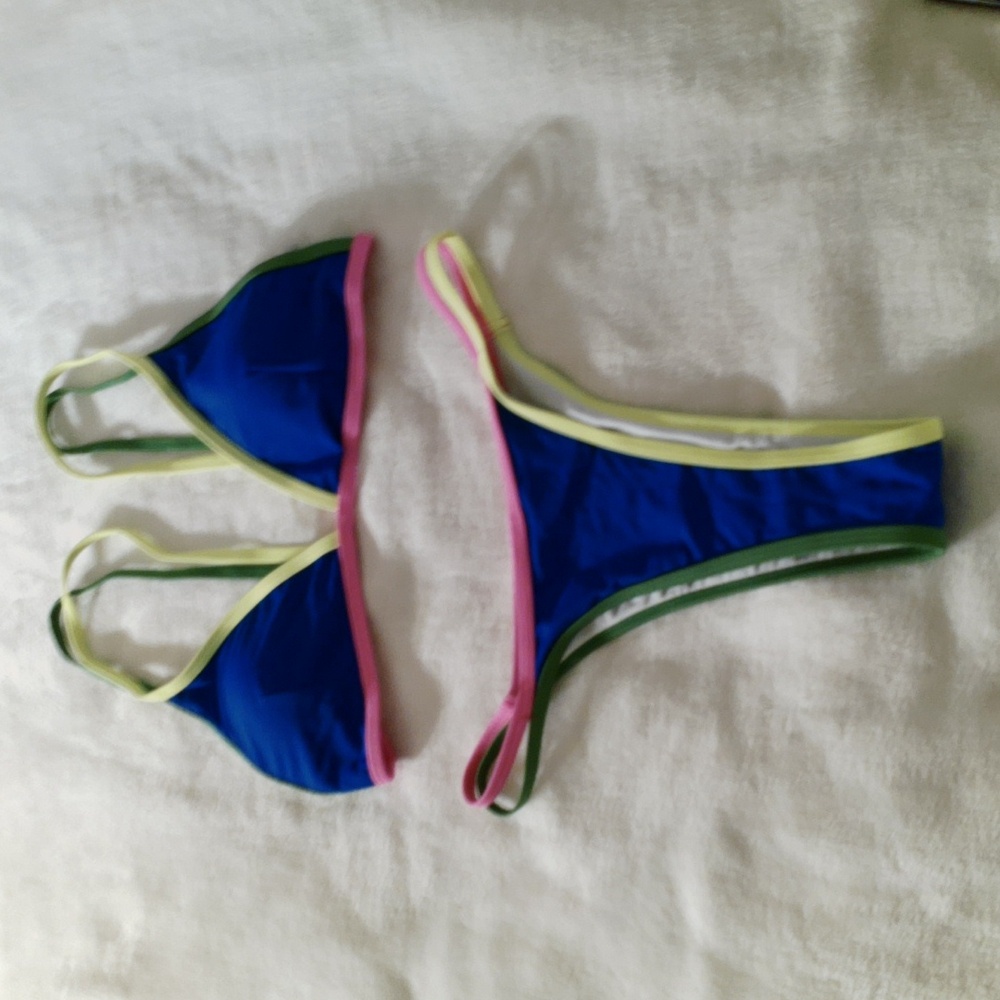 BEAUTIFUL SHELL WOMENS MEDIUM SIZE BIKKINI NEW!